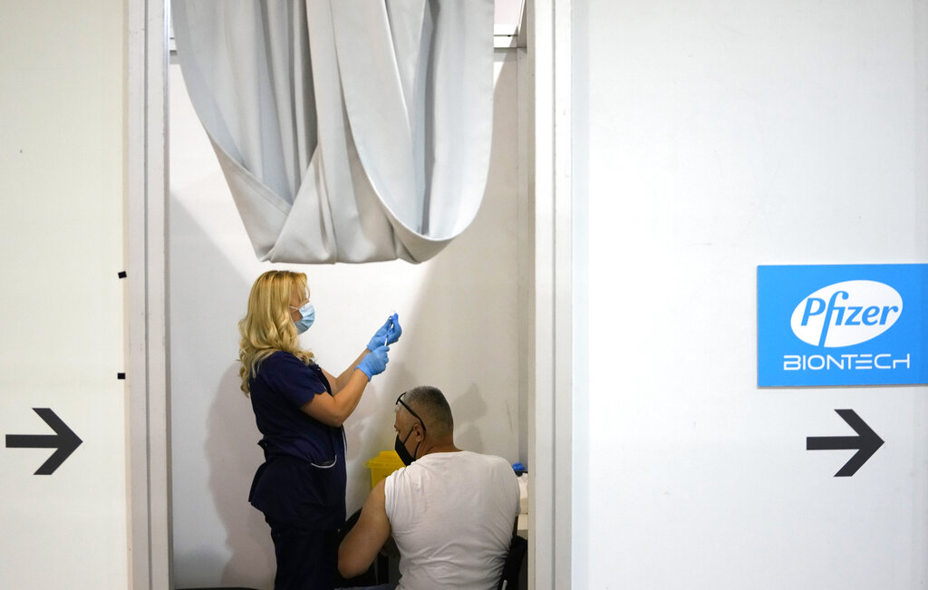 La licencia definitiva para la vacuna Pfizer tiene varias implicaciones;  aqui una explicacion
