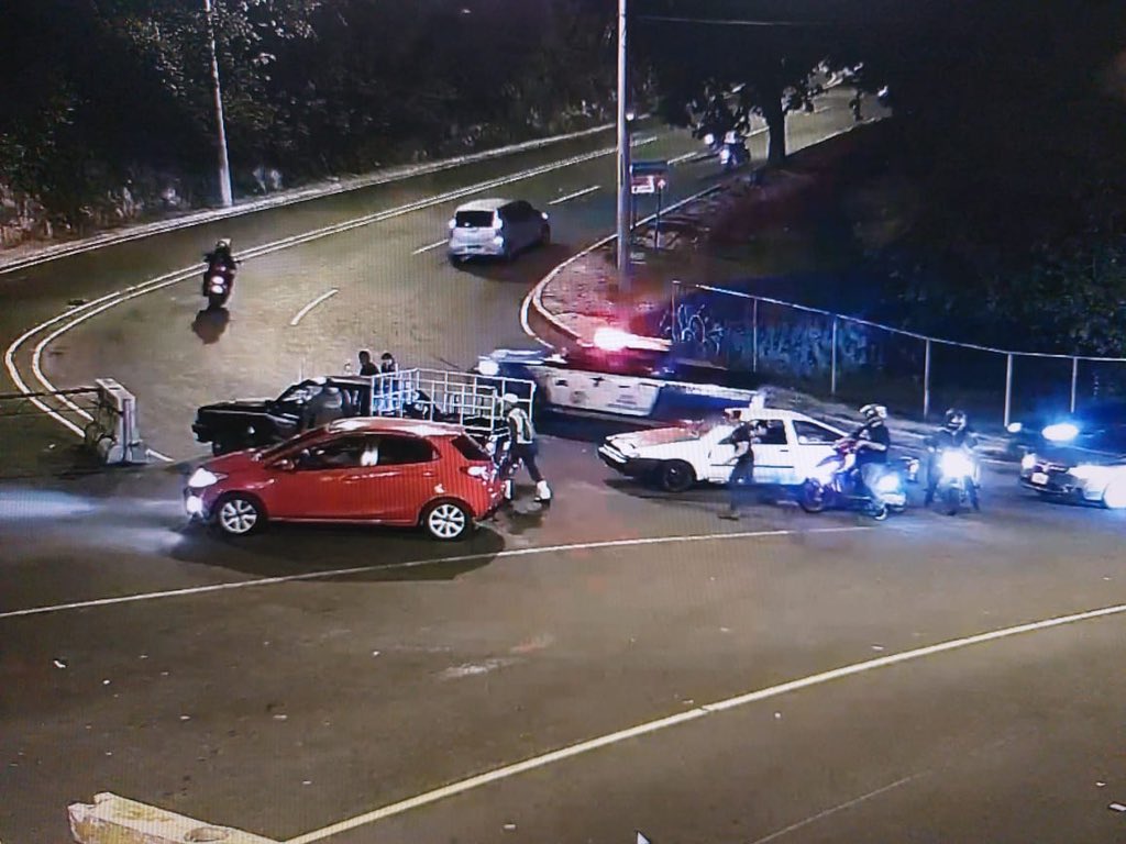 Caos vehicular en la primera noche del toque de queda entre semana