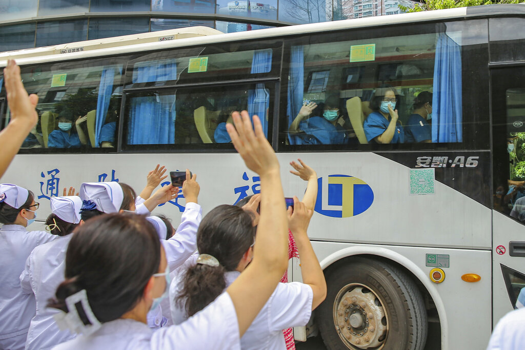 Ciudad china prohíbe a los residentes salir para restringir COVID-19
