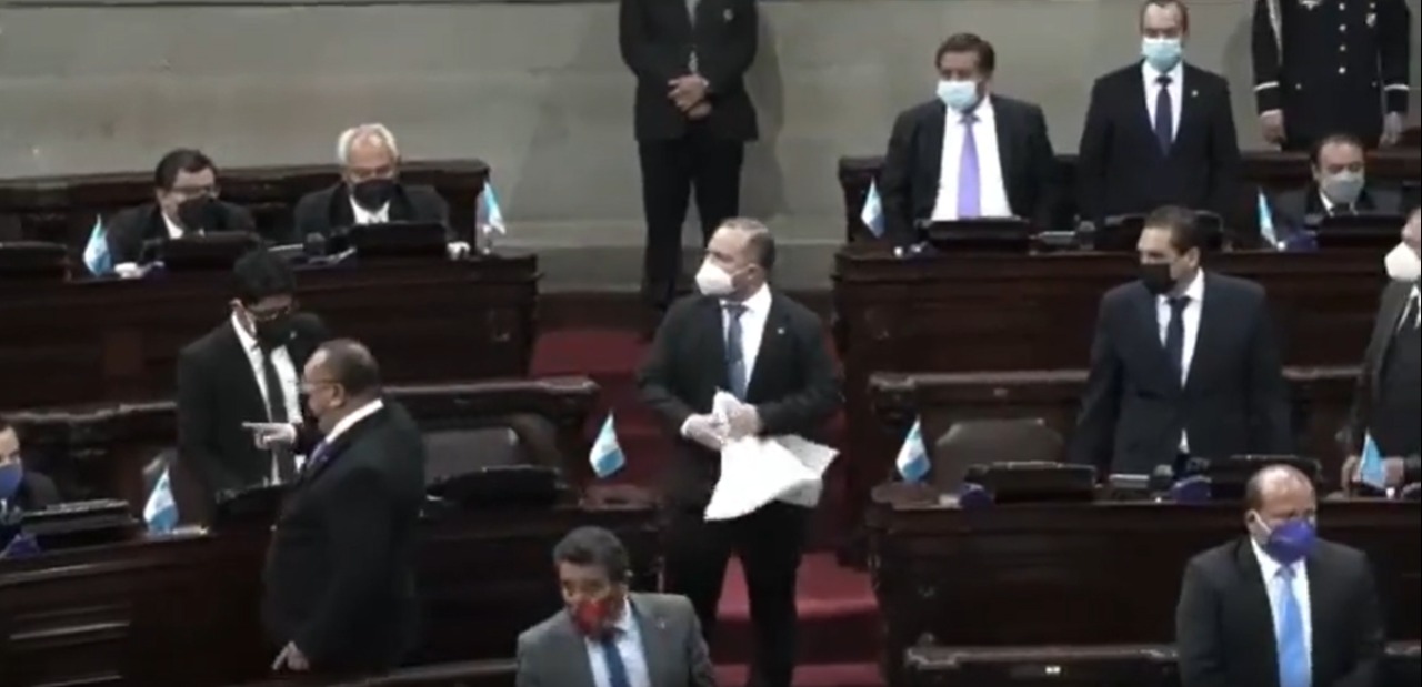 Diputados de Semilla sacan carteles y Ubico de TODOS se lleva uno de ellos Diputados de Semilla sacan carteles y Ubico de TODOS se lleva uno de ellos