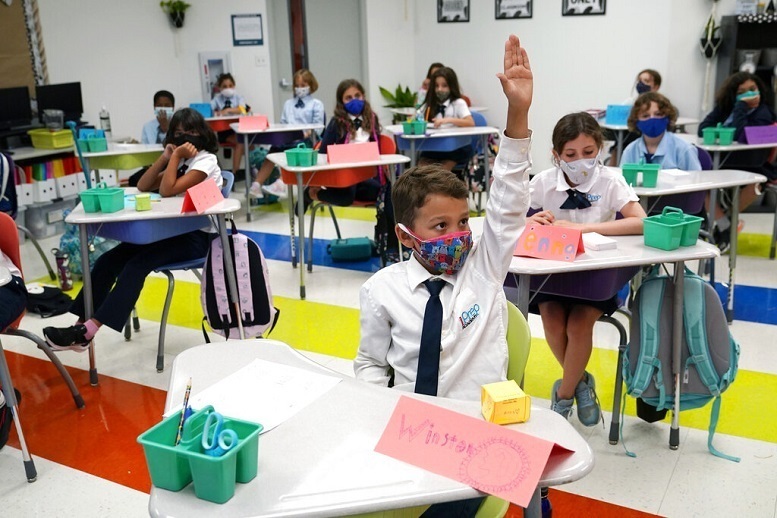 El juez contradice al gobernador de Florida;  las escuelas pueden requerir el uso de una máscara