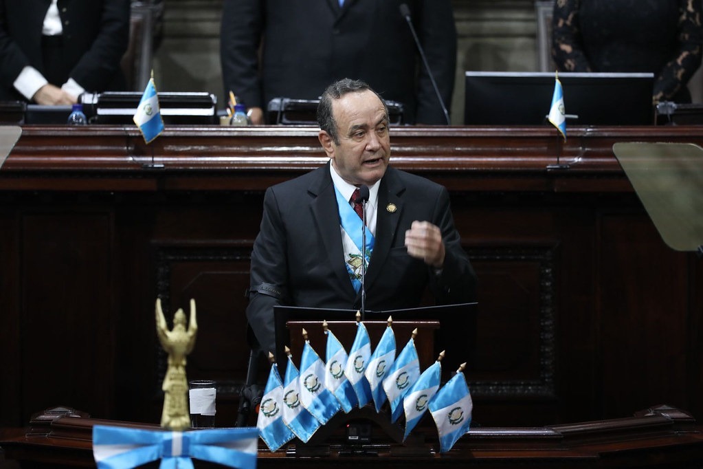 Giammattei: «Es fácil arrojar a los muertos» al gobierno por máscaras y vacunación