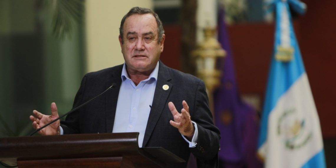 Giammattei dice que tiene un certificado del MP de que no está siendo investigado
