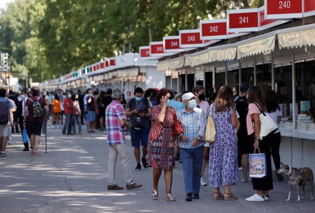 Hartos de la pandemia, los lectores vuelven a la Feria de Madrid hambrientos de libros