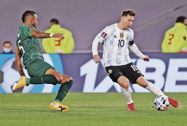 Messi marca un triplete y gana a Pelé y Neymar marca en la victoria de Brasil