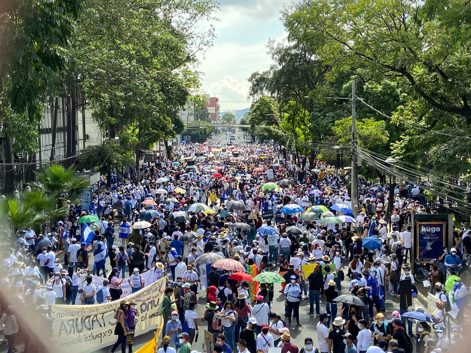 Miles de salvadoreños toman las calles de San Salvador para protestar contra el gobierno de Bukele