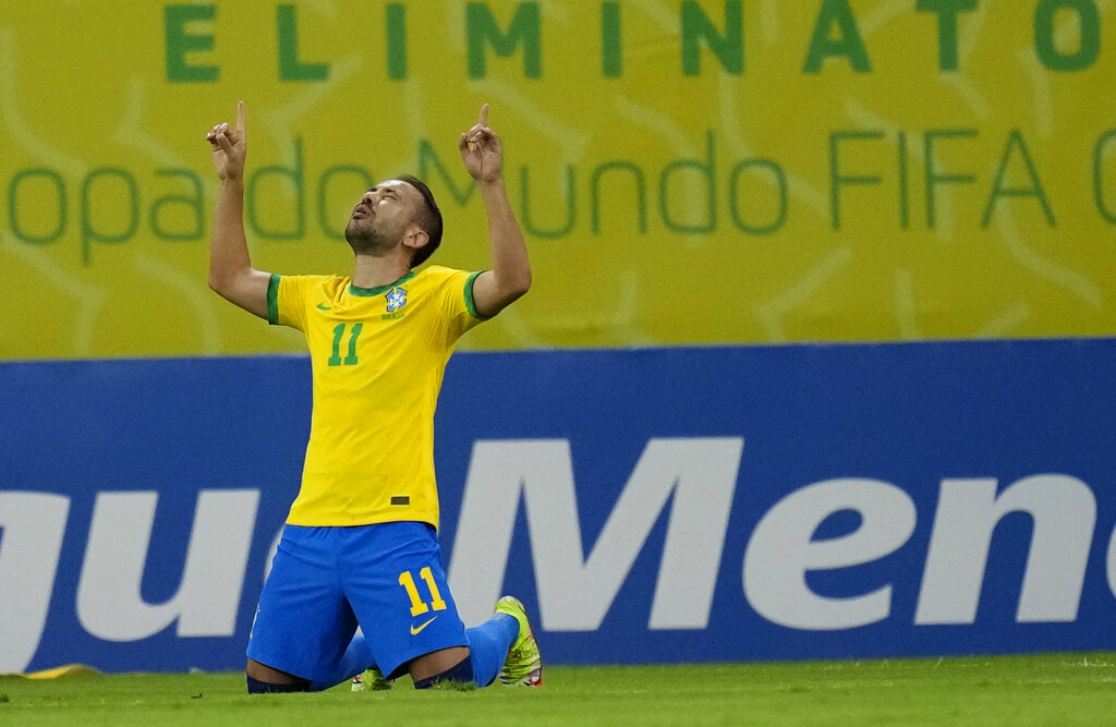 Relajado Brasil vence a Perú para dominar la eliminatoria