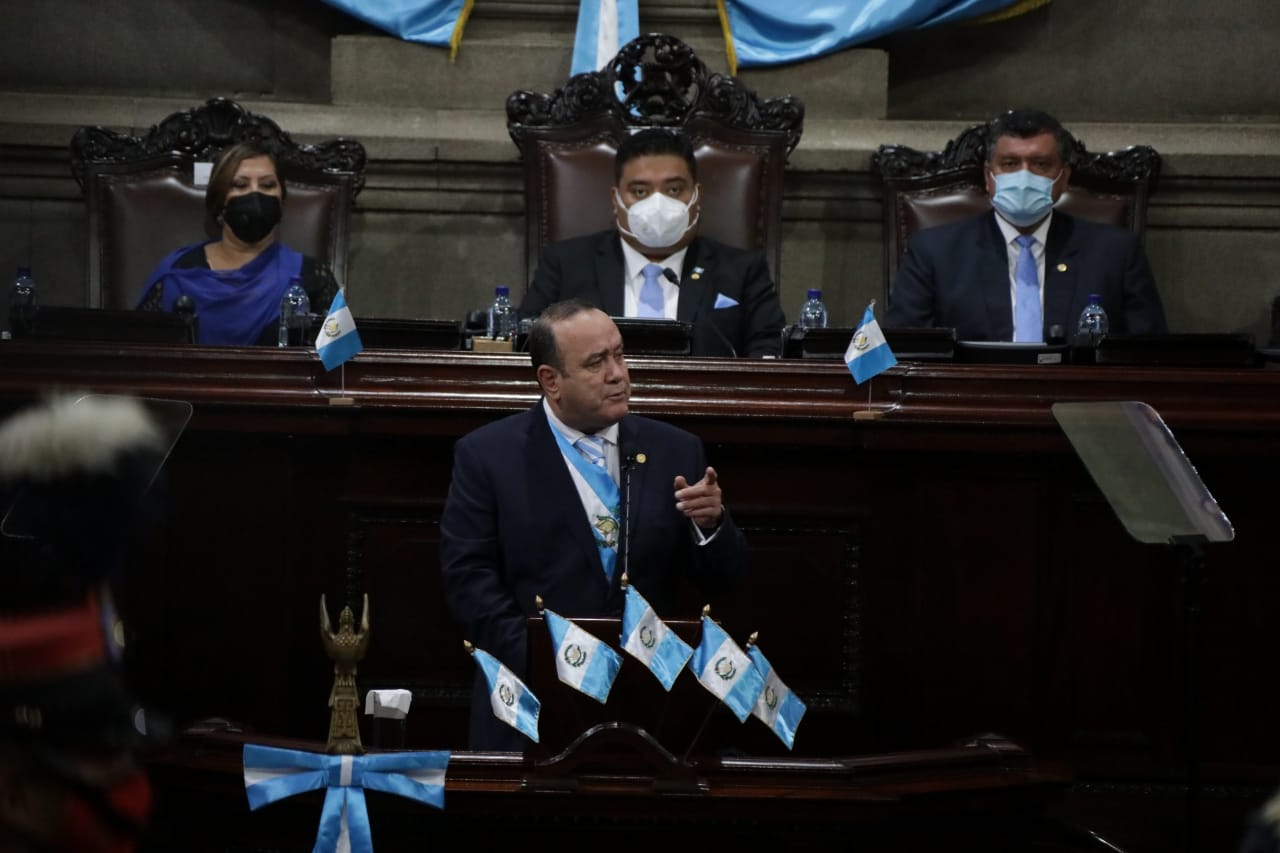 Tras derrotas legislativas, Giammattei no asistió al Congreso por el Bicentenario