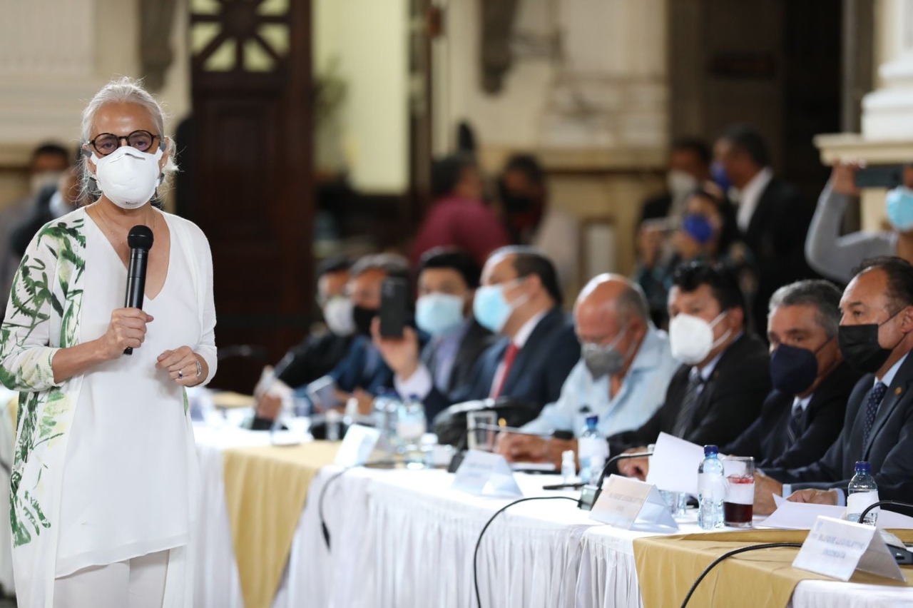Tras el peor mes de la pandemia, los médicos instan al Congreso y al Ejecutivo: restricciones y vacunación