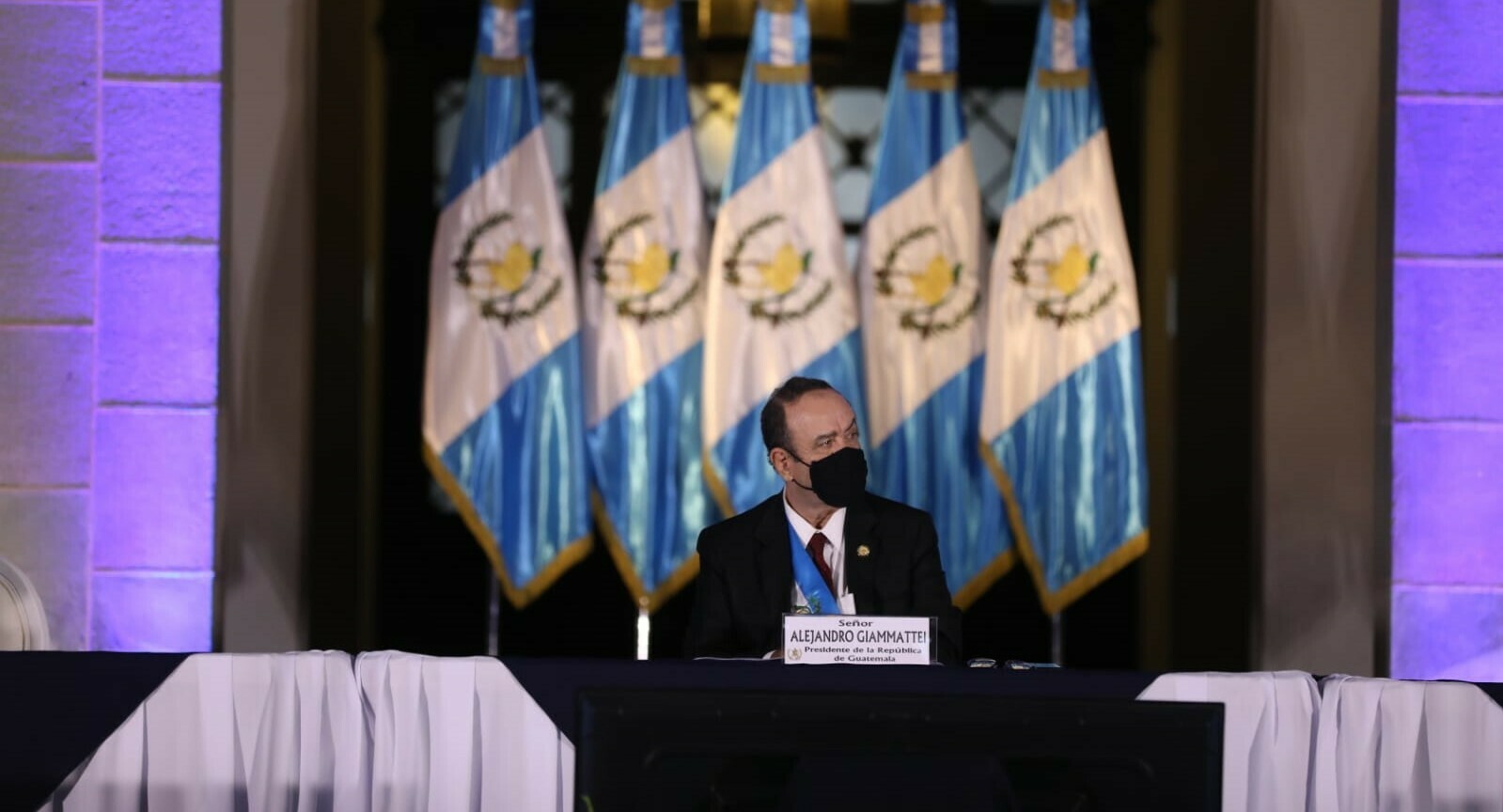 Un Giammattei en crisis pide «pasar página»